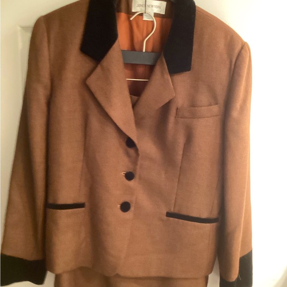 Ladies Two Piece Suit - Picture 2 of 6